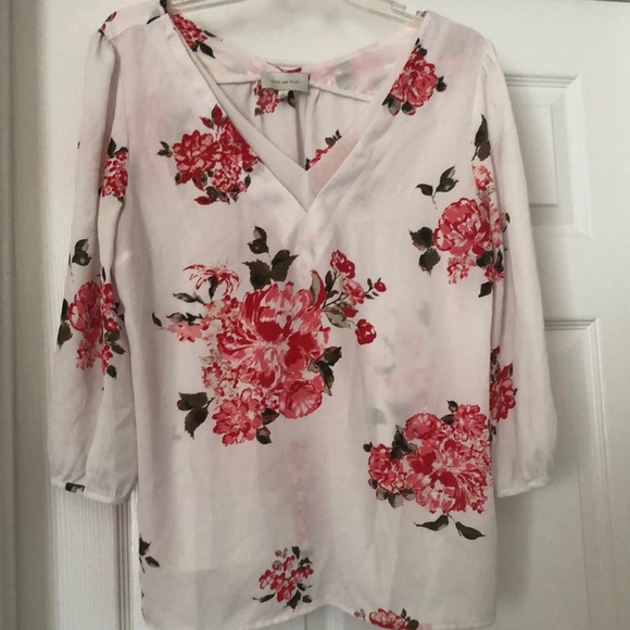 StitchFix Skies are blue blouse - Picture 1 of 2